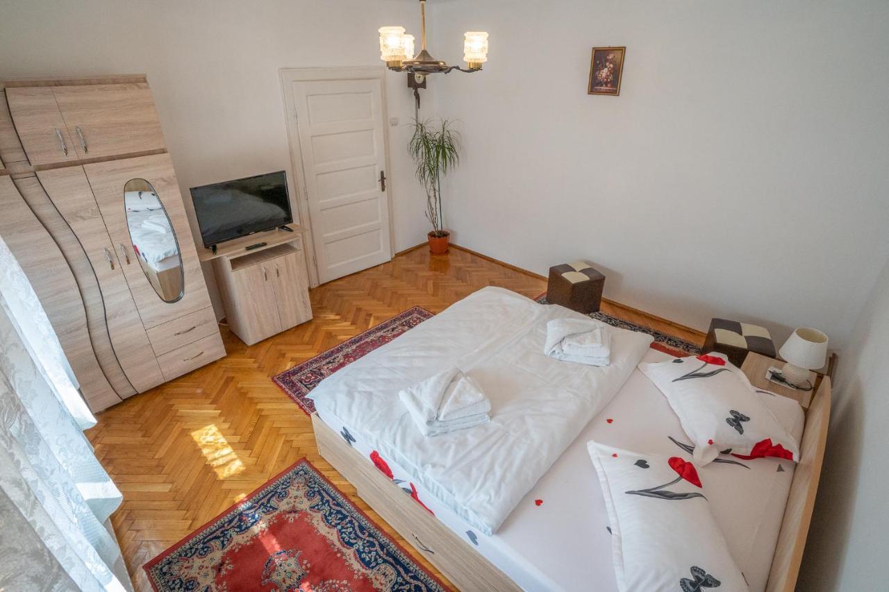 Doi Bujori Lägenhet Alba Iulia Exteriör bild