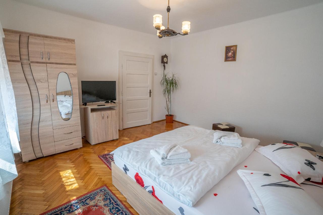 Doi Bujori Lägenhet Alba Iulia Exteriör bild